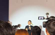 Sun Yuchen attended the media launch of "The Most Expensive Banana"《Comedian》, with the banana valued at 45 million.