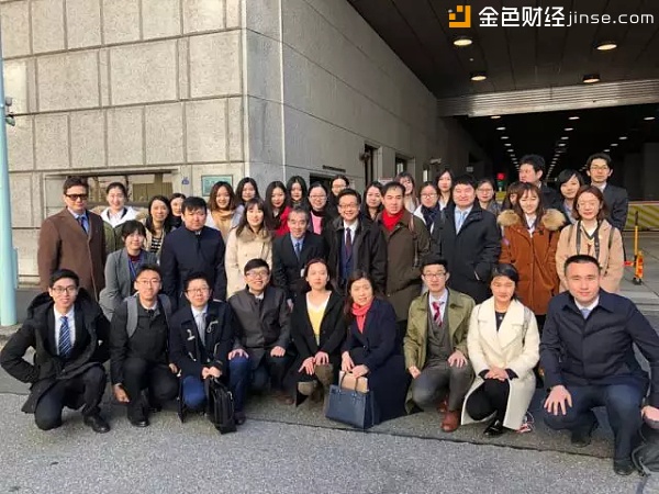 图为考察团在日本银行北门前与西垣裕的合影