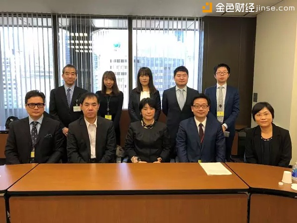 图为考察团与河合祐子、西垣裕在内部会议中的合影