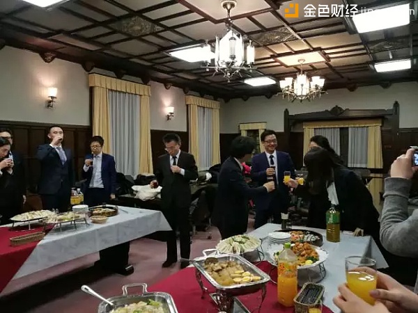 俱乐部成员交流畅谈