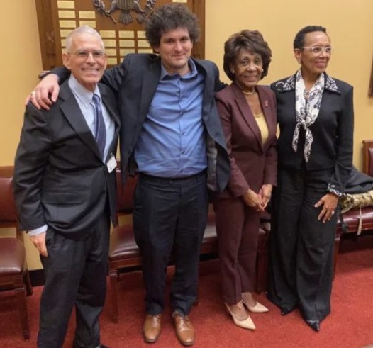 玛克辛·沃特斯 (Maxine Waters) 因赞扬 SBF 而受到批评——立法者称“我们感谢您的坦诚”