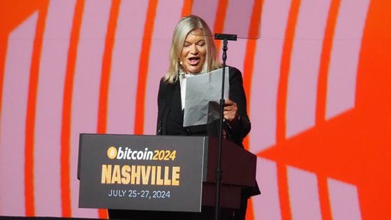 参议员辛西娅·卢米斯与她的比特币储备法案副本（丹尼·纳尔逊/CoinDesk）