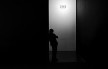 三面受敌：国家级 AI 战略、机构撤资、央行紧缩——比特币的真空期生存指南