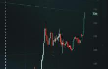 IBIT在比特币飙升时成为交易量最高的ETF之一；矿业股票下跌